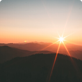  Pôr do sol laranja sobre montanhas.